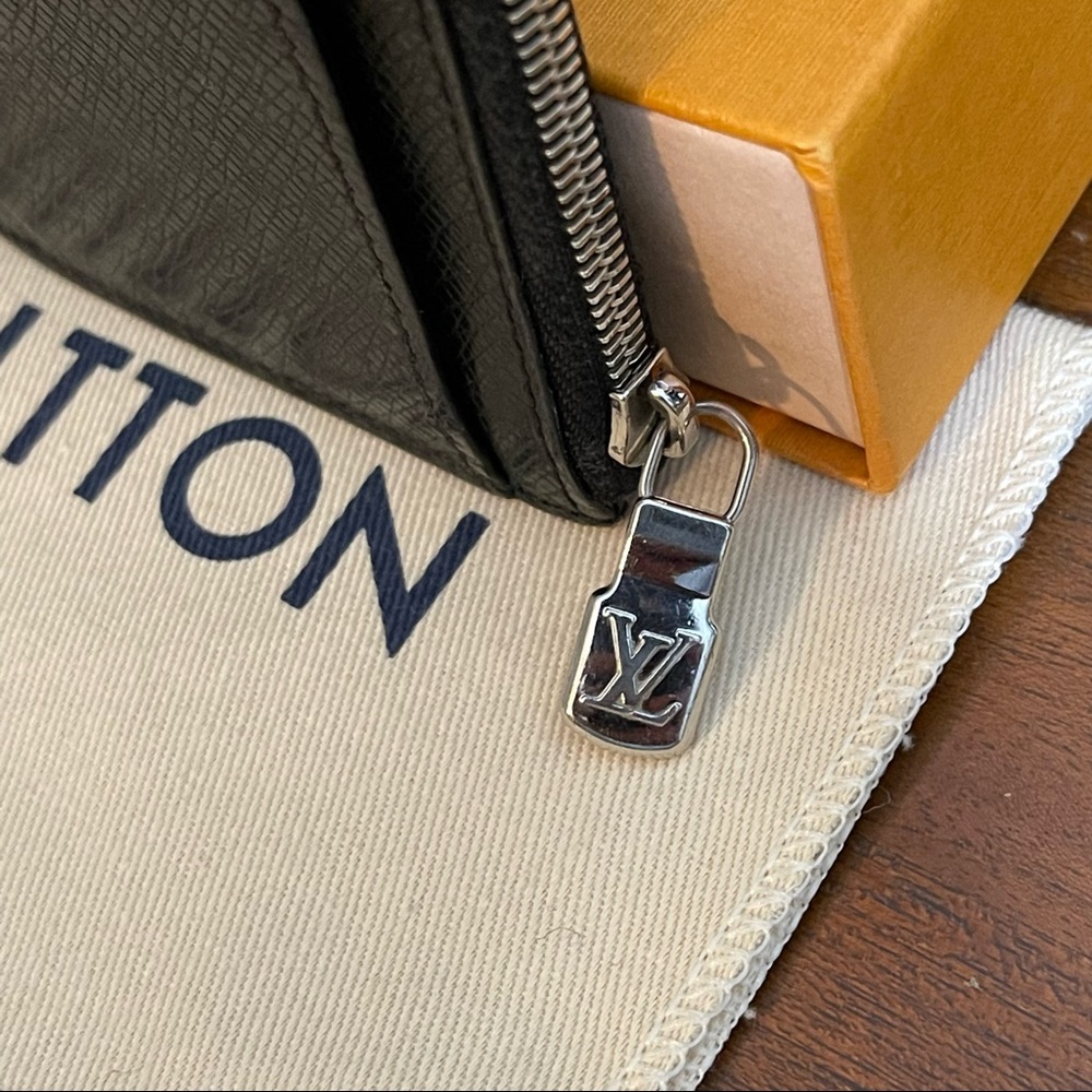 2019 Louis Vuitton Taiga Coin Card Holder Wallet - Picture 4 of 16